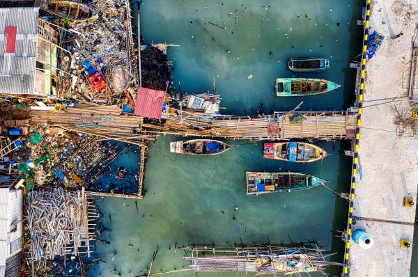 Comment mettre en œuvre un programme de gestion des déchets marins dans les petits ports de pêche ?