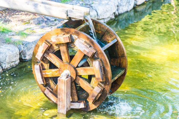 Quelle est l'efficacité des micro-turbines hydroélectriques dans les petits cours d'eau ?