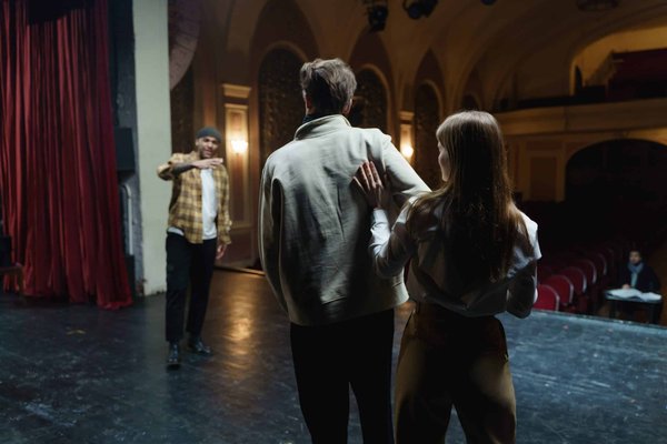 Comment rédiger et mettre en scène une comédie romantique pour un théâtre communautaire ?