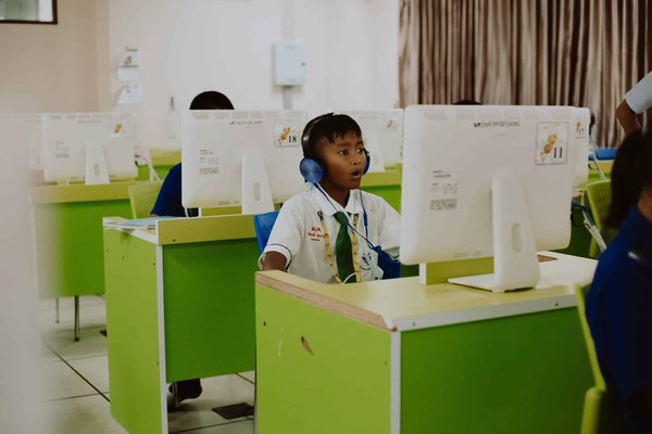 Comment les écoles peuvent-elles intégrer l'apprentissage des compétences numériques dès le primaire ?